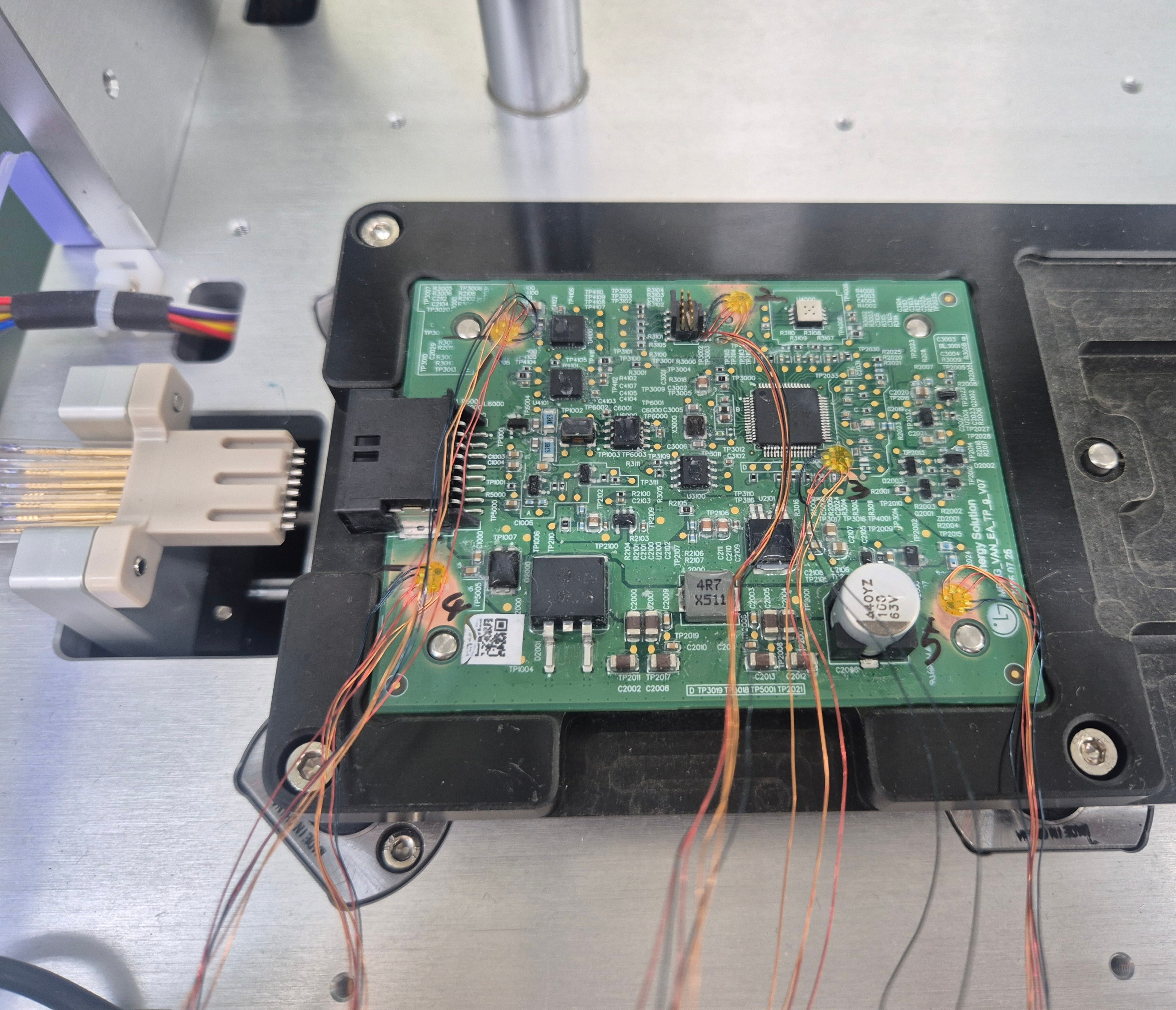 PCB 측정 지그 장착 후 DAQ 다채널 연결