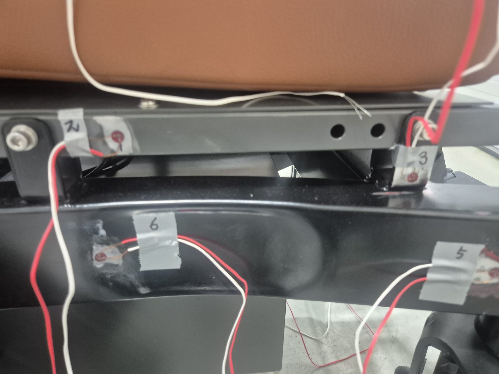 휠체어 프레임 좌석 지지대에 다중 포인트로 번호가 부여된 스트레인게이지 부착부